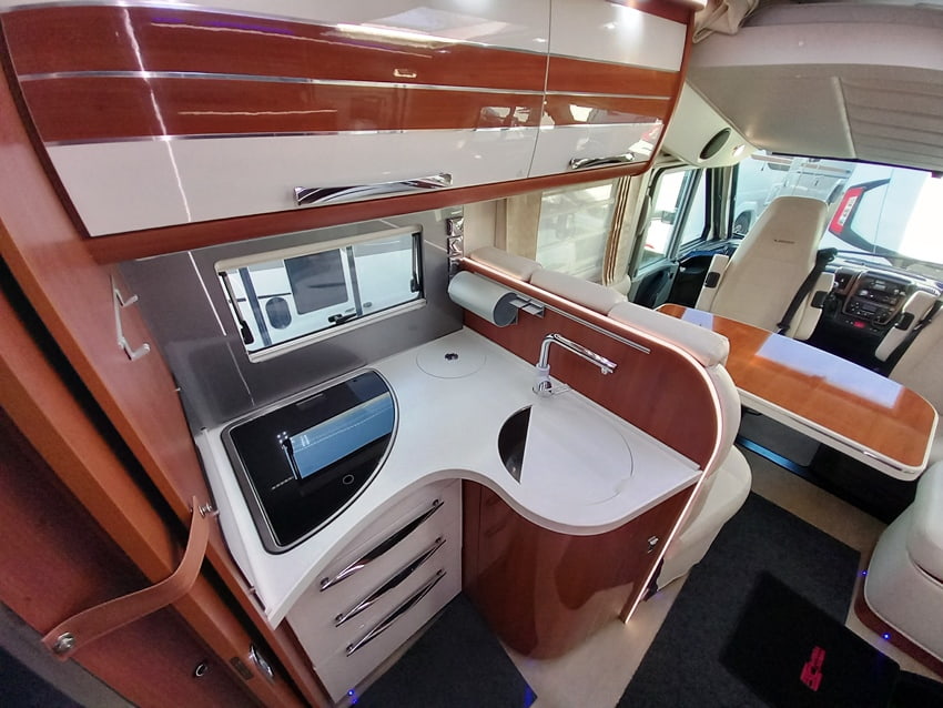 mobilvetta-k-yacht-85-motorhome-lettigemelli-barberacaravan-castelboglione-at-10