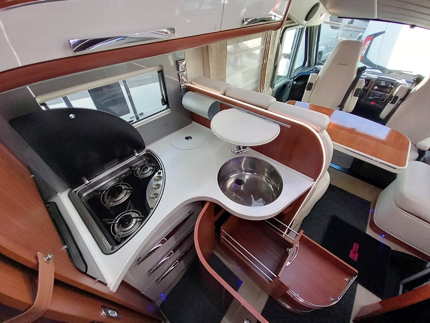mobilvetta-k-yacht-85-motorhome-lettigemelli-barberacaravan-castelboglione-at-11