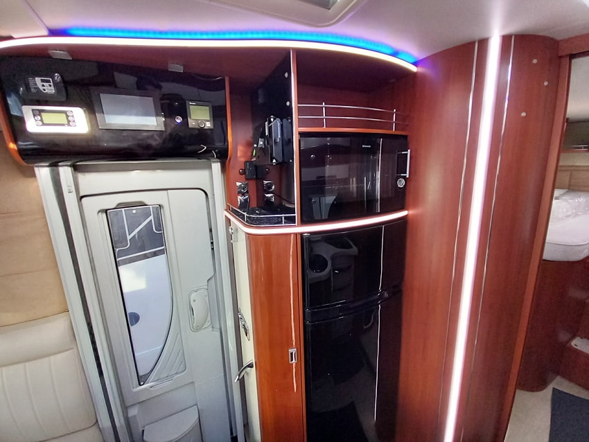 mobilvetta-k-yacht-85-motorhome-lettigemelli-barberacaravan-castelboglione-at-12