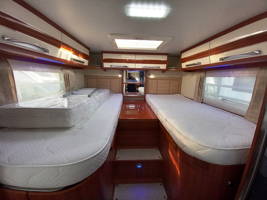 mobilvetta-k-yacht-85-motorhome-lettigemelli-barberacaravan-castelboglione-at-13