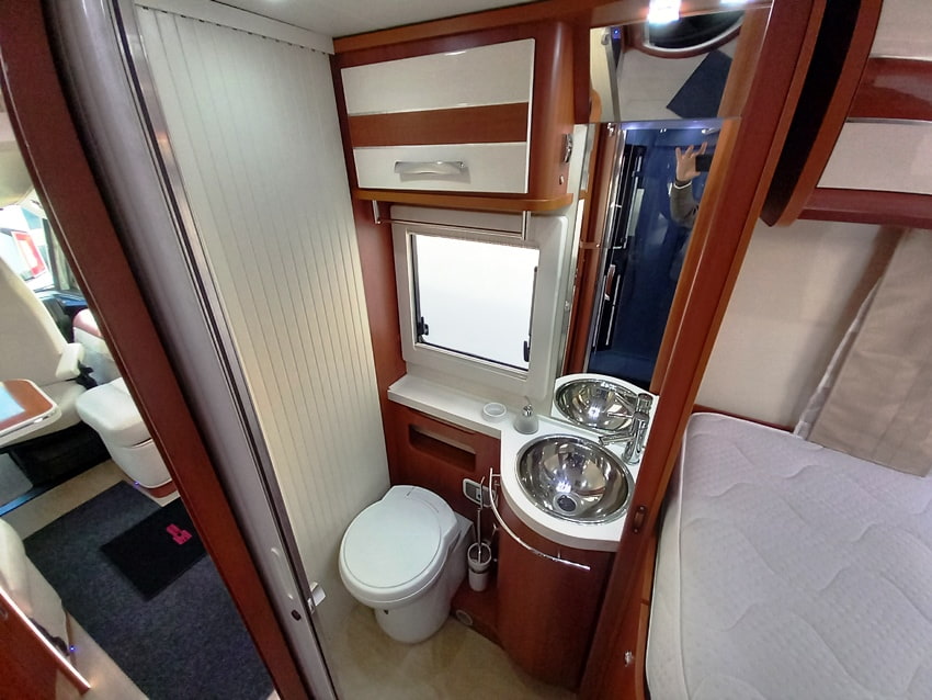 mobilvetta-k-yacht-85-motorhome-lettigemelli-barberacaravan-castelboglione-at-15