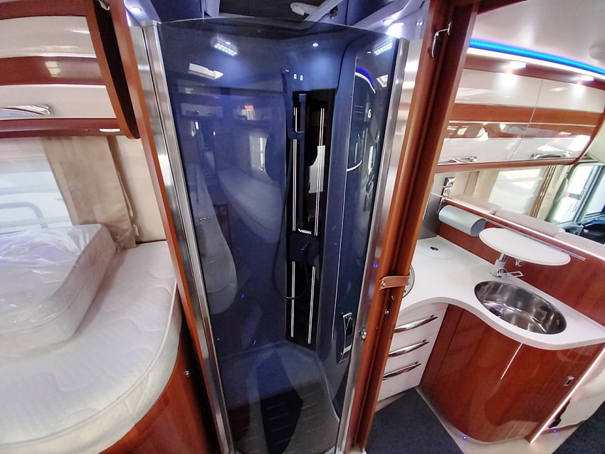 mobilvetta-k-yacht-85-motorhome-lettigemelli-barberacaravan-castelboglione-at-16