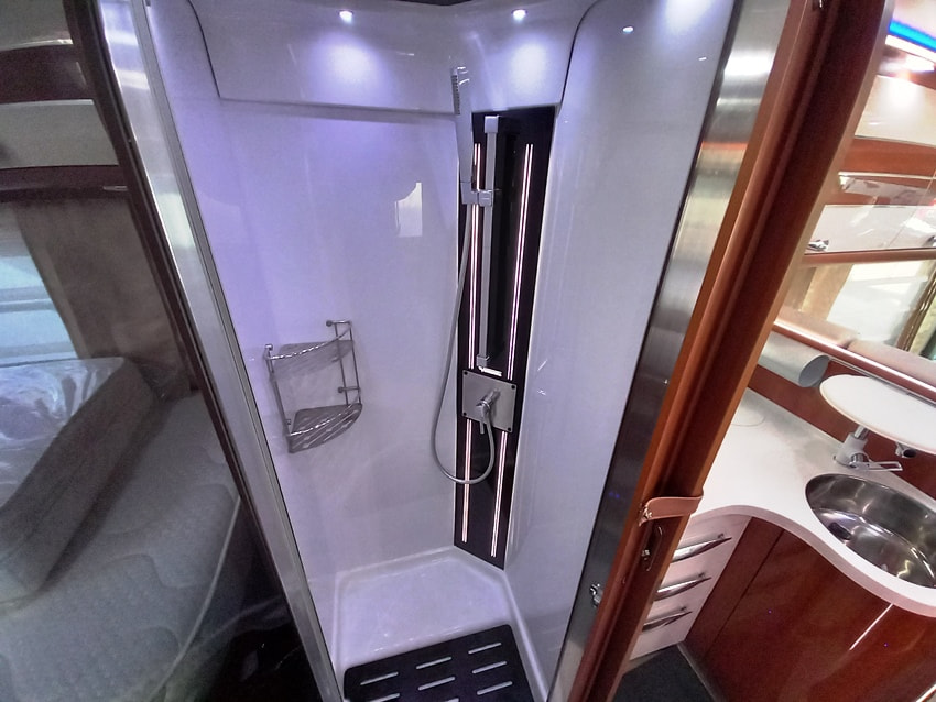 mobilvetta-k-yacht-85-motorhome-lettigemelli-barberacaravan-castelboglione-at-17