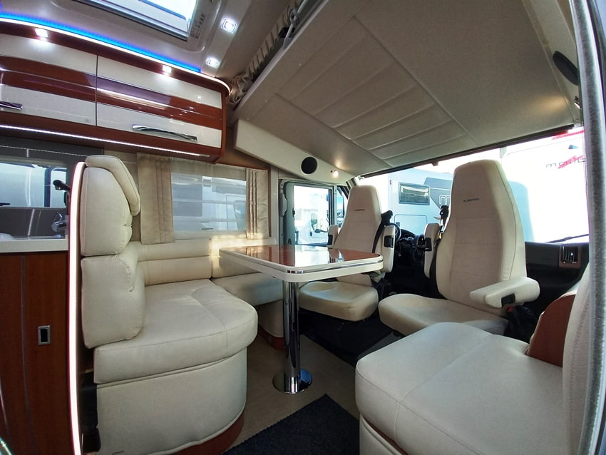 mobilvetta-k-yacht-85-motorhome-lettigemelli-barberacaravan-castelboglione-at-5