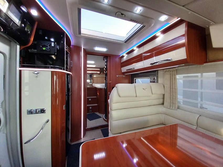 mobilvetta-k-yacht-85-motorhome-lettigemelli-barberacaravan-castelboglione-at-6