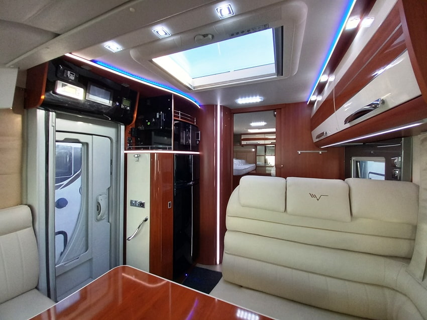 mobilvetta-k-yacht-85-motorhome-lettigemelli-barberacaravan-castelboglione-at-7
