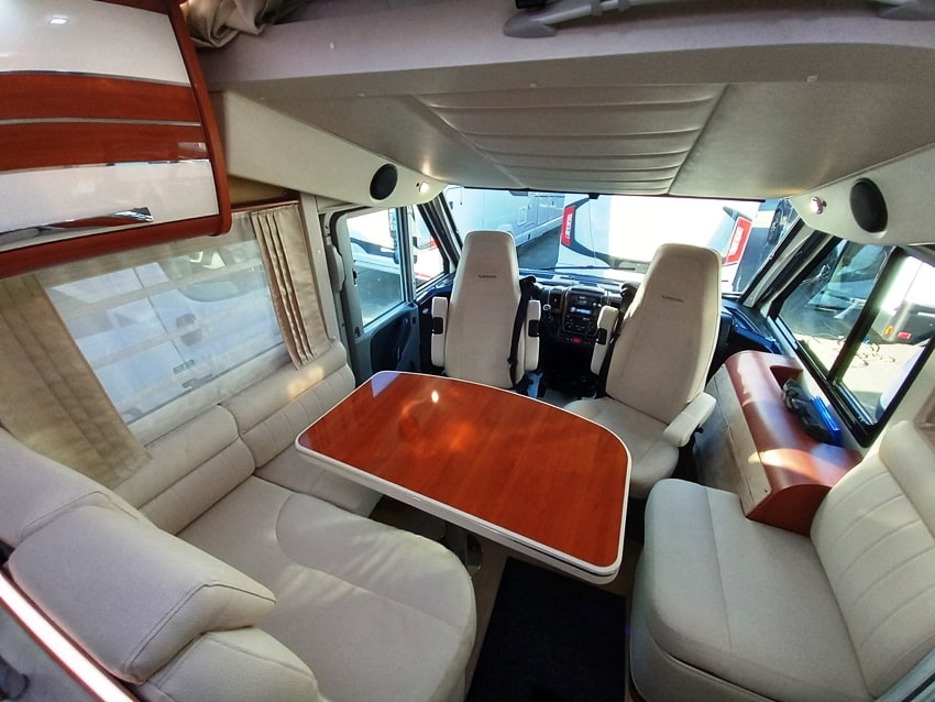 mobilvetta-k-yacht-85-motorhome-lettigemelli-barberacaravan-castelboglione-at-8