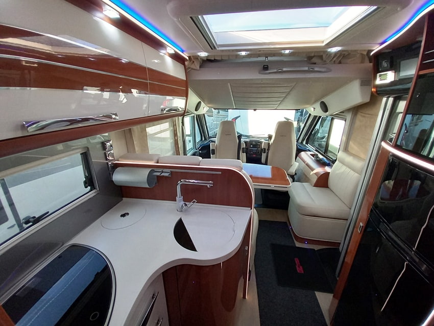 mobilvetta-k-yacht-85-motorhome-lettigemelli-barberacaravan-castelboglione-at-9