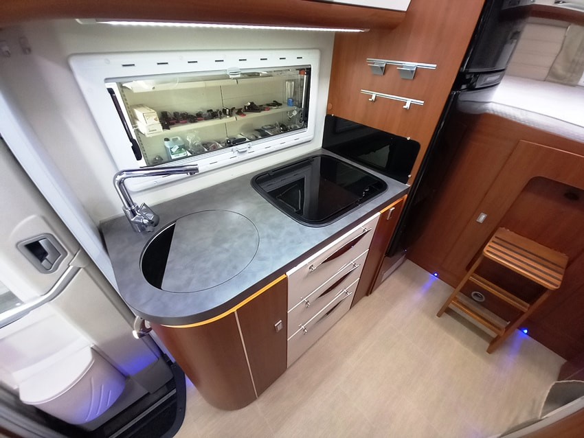 mobilvetta-kea-m-74-mansardato-garage-litio-barberacaravan-castelboglione-at-11