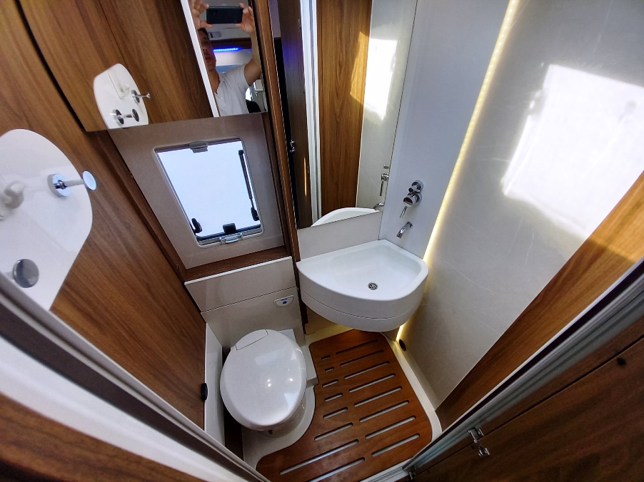 arca-h-699-glg-motorhome-gemelli-alko-doppiopavimento-barberacaravan-castelboglione-at-14