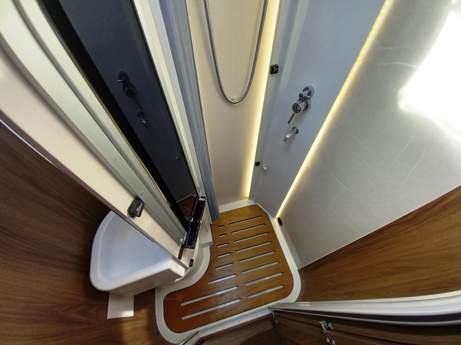 arca-h-699-glg-motorhome-gemelli-alko-doppiopavimento-barberacaravan-castelboglione-at-16