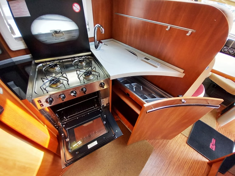 laika-kreos-6010-motorhome-garage-doppiopavimento-alko-barberacaravan-castelboglione-at-10