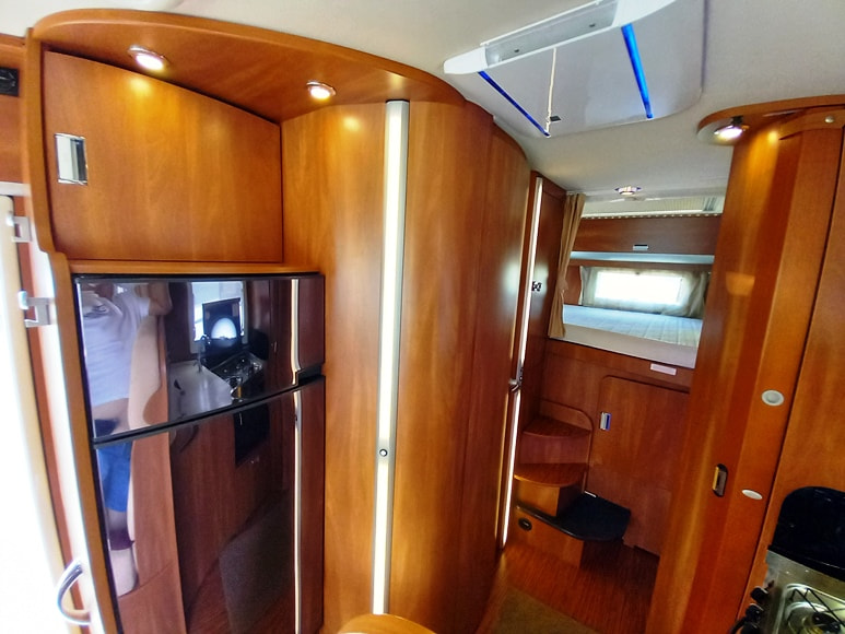laika-kreos-6010-motorhome-garage-doppiopavimento-alko-barberacaravan-castelboglione-at-11