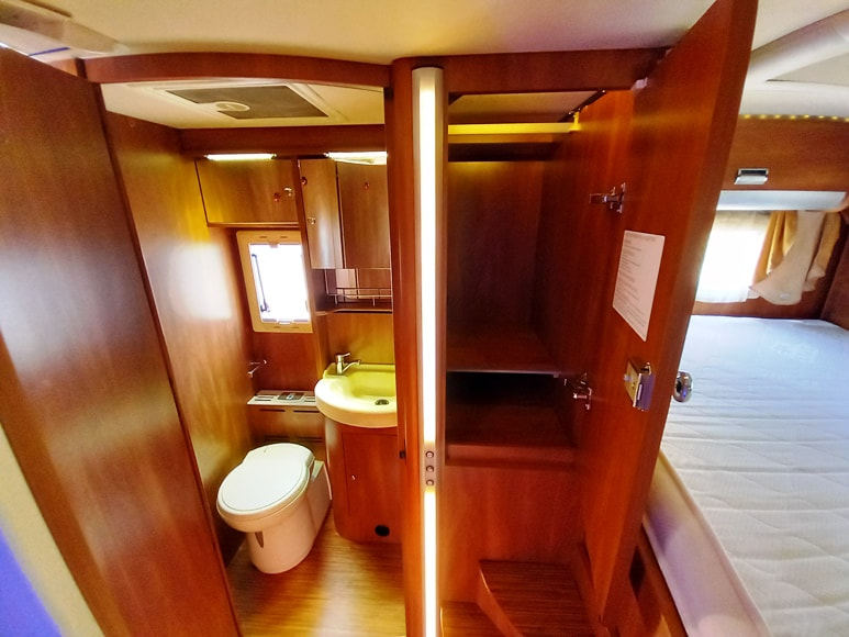 laika-kreos-6010-motorhome-garage-doppiopavimento-alko-barberacaravan-castelboglione-at-13