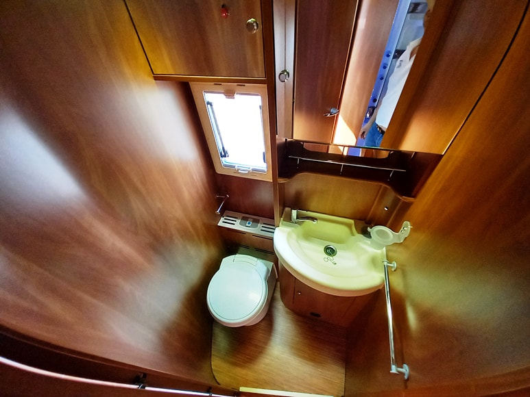 laika-kreos-6010-motorhome-garage-doppiopavimento-alko-barberacaravan-castelboglione-at-14