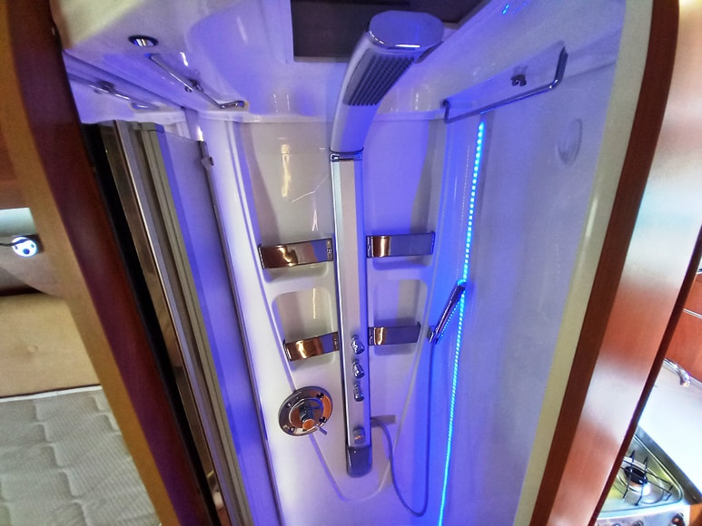 laika-kreos-6010-motorhome-garage-doppiopavimento-alko-barberacaravan-castelboglione-at-15