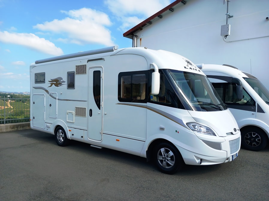laika-kreos-6010-motorhome-garage-doppiopavimento-alko-barberacaravan-castelboglione-at-2
