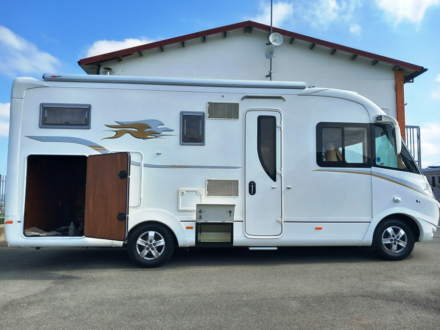 laika-kreos-6010-motorhome-garage-doppiopavimento-alko-barberacaravan-castelboglione-at-4