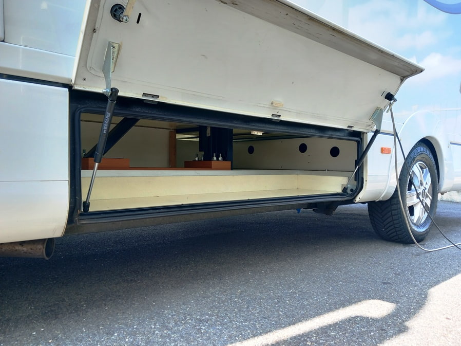 laika-kreos-6010-motorhome-garage-doppiopavimento-alko-barberacaravan-castelboglione-at-6