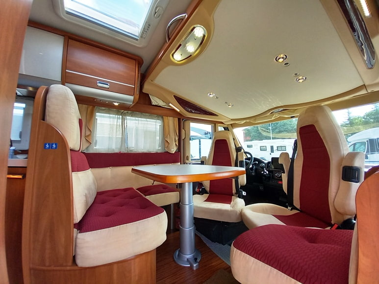 laika-kreos-6010-motorhome-garage-doppiopavimento-alko-barberacaravan-castelboglione-at-7
