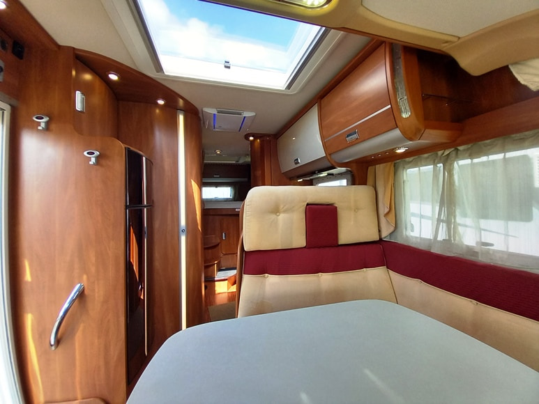 laika-kreos-6010-motorhome-garage-doppiopavimento-alko-barberacaravan-castelboglione-at-8
