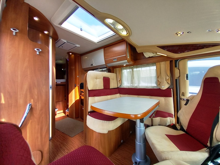 laika-kreos-6010-motorhome-garage-doppiopavimento-alko-barberacaravan-castelboglione-at-8,5