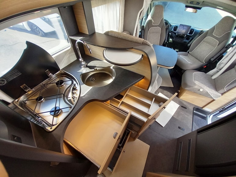 malibu-reisemobil-t-450-re-le-semintegrale-doppiopavimento-gemelli-barberacaravan-castelboglione-at-11