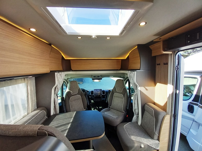 malibu-reisemobil-t-450-re-le-semintegrale-doppiopavimento-gemelli-barberacaravan-castelboglione-at-12