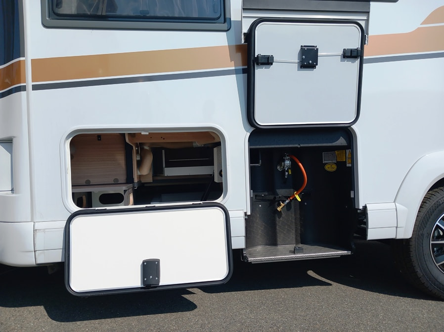 malibu-reisemobil-t-450-re-le-semintegrale-doppiopavimento-gemelli-barberacaravan-castelboglione-at-6