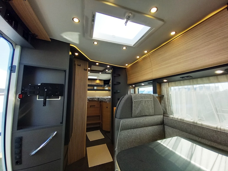 malibu-reisemobil-t-450-re-le-semintegrale-doppiopavimento-gemelli-barberacaravan-castelboglione-at-8
