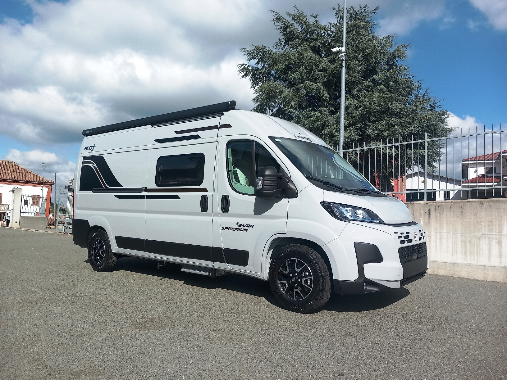 elnagh- evan-premium-letti a castello-van-barberacaravan-castelboglione-at-1