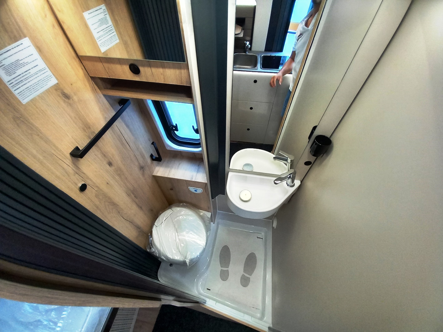 elnagh- evan-premium-letti a castello-van-barberacaravan-castelboglione-at-12