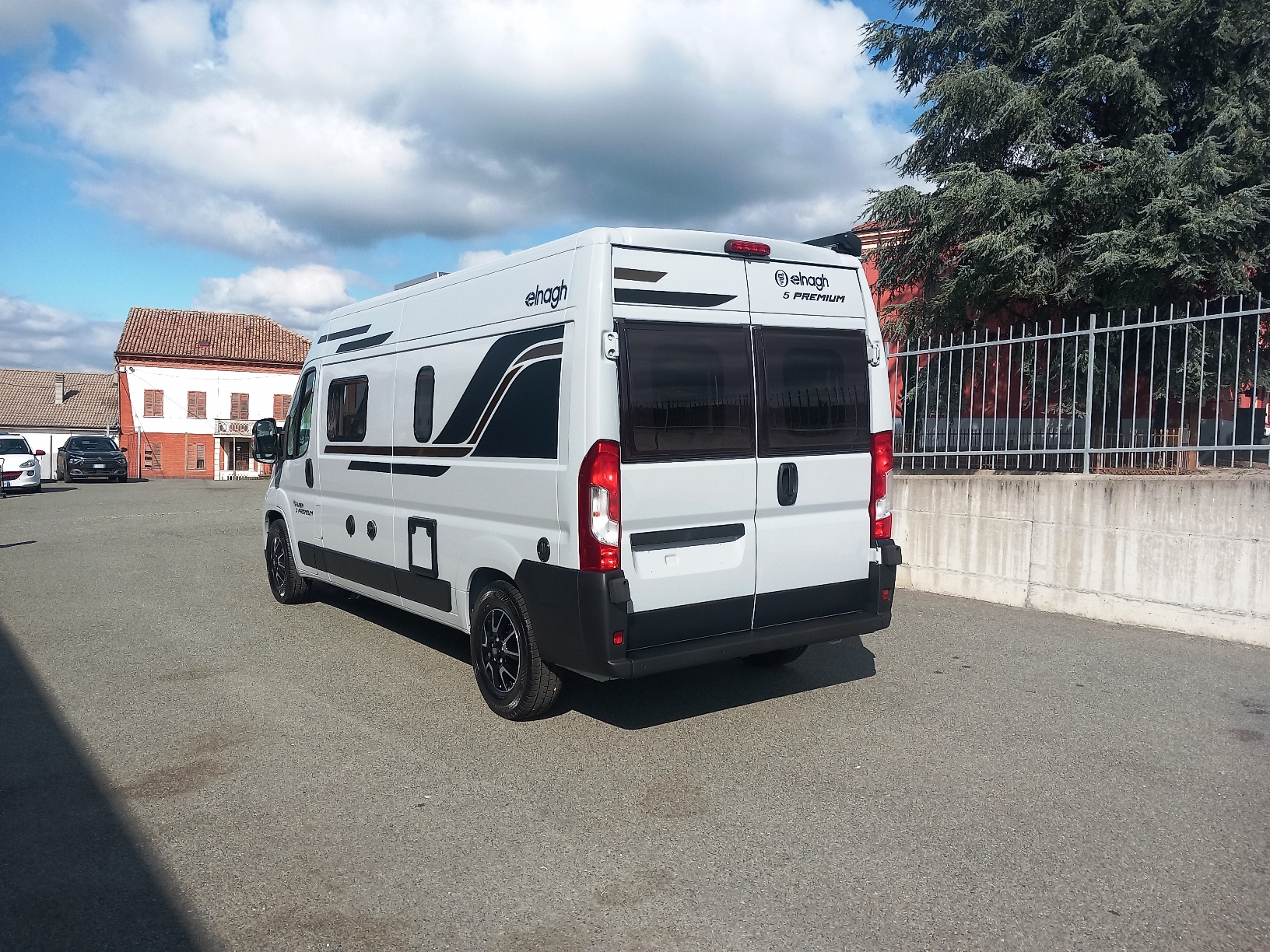 elnagh- evan-premium-letti a castello-van-barberacaravan-castelboglione-at-4