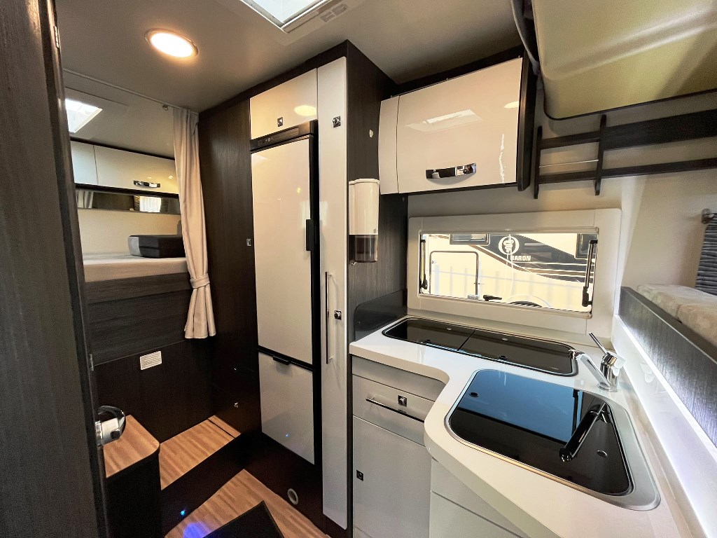 camper-benimar-mileo242-seminegrale-lettotrasversale-basculane-5posi-usato-barberacaravan-castelboglione-at-10