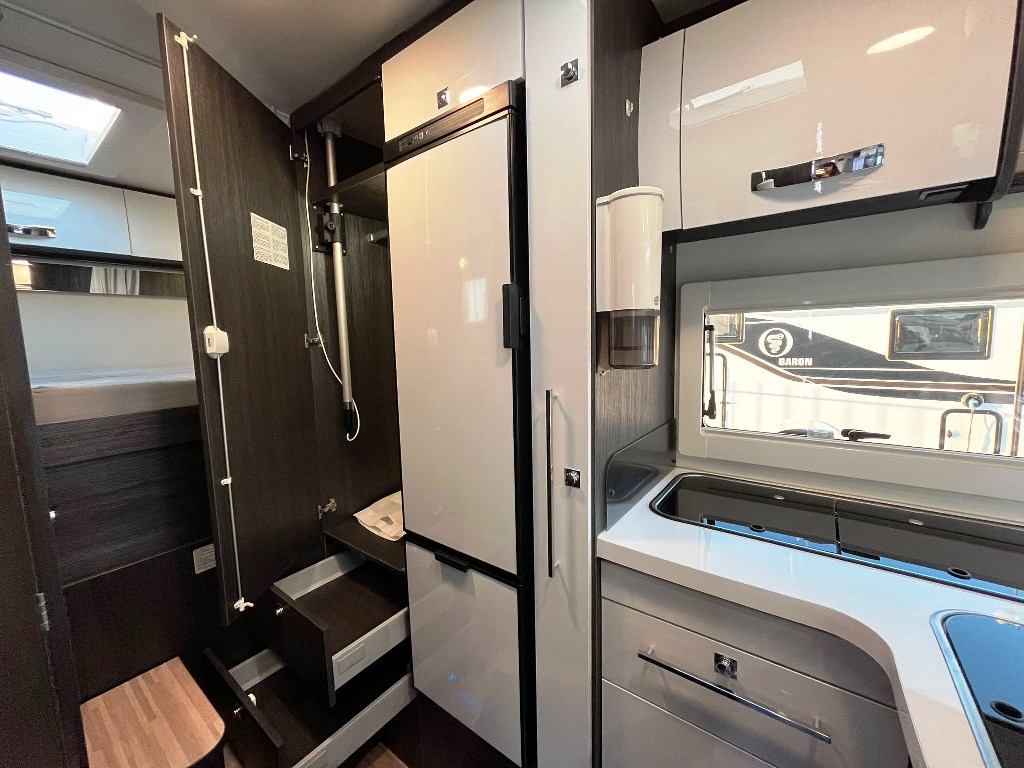 camper-benimar-mileo242-seminegrale-lettotrasversale-basculane-5posi-usato-barberacaravan-castelboglione-at-11