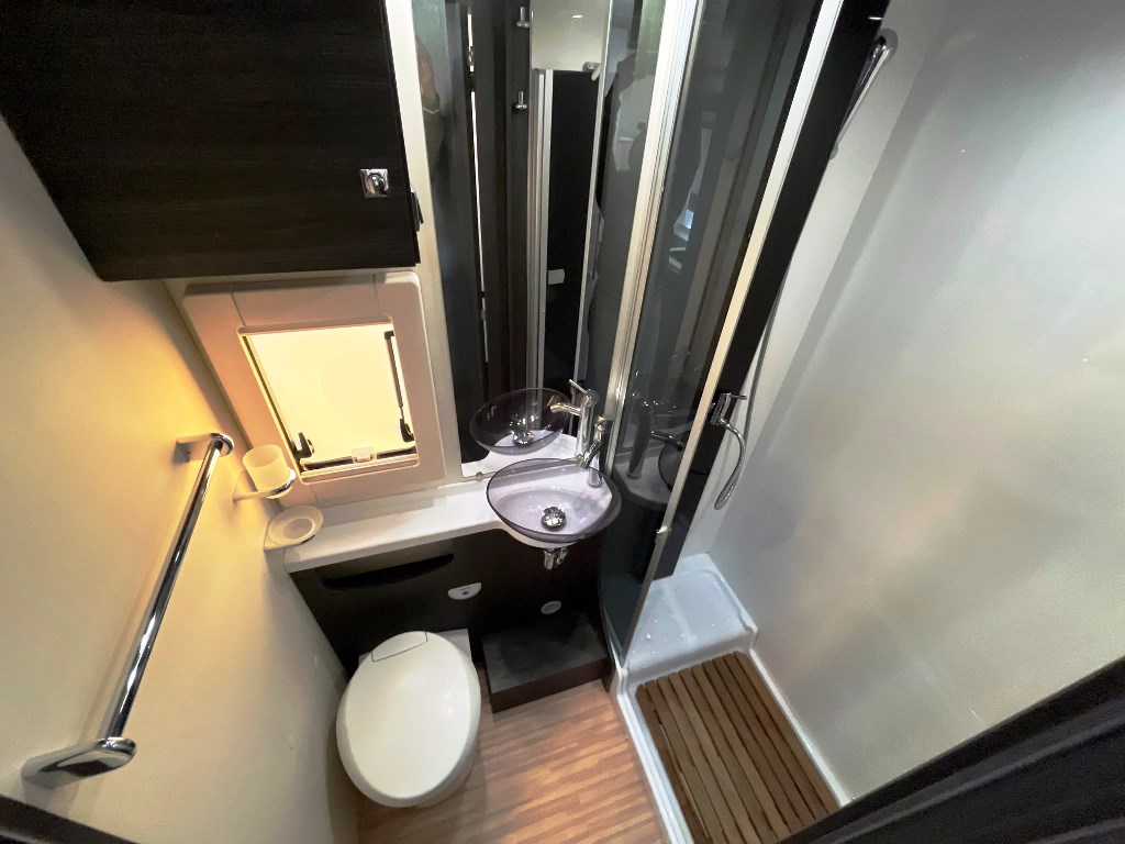 camper-benimar-mileo242-seminegrale-lettotrasversale-basculane-5posi-usato-barberacaravan-castelboglione-at-13