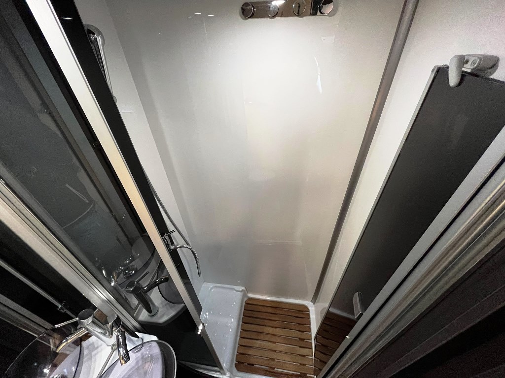 camper-benimar-mileo242-seminegrale-lettotrasversale-basculane-5posi-usato-barberacaravan-castelboglione-at-14