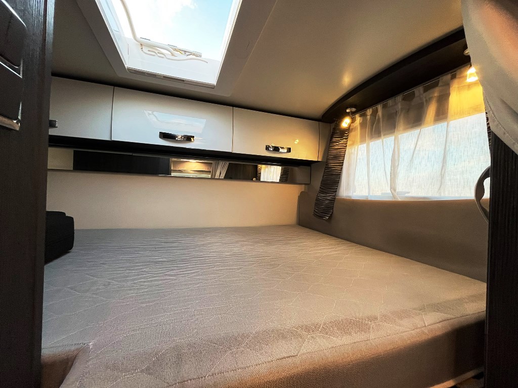 camper-benimar-mileo242-seminegrale-lettotrasversale-basculane-5posi-usato-barberacaravan-castelboglione-at-15
