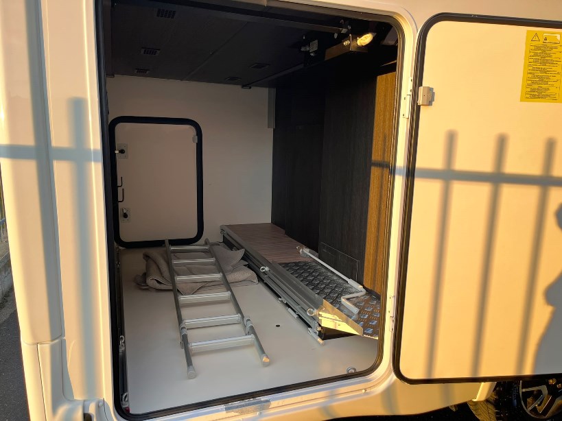 camper-benimar-mileo242-seminegrale-lettotrasversale-basculane-5posi-usato-barberacaravan-castelboglione-at-4