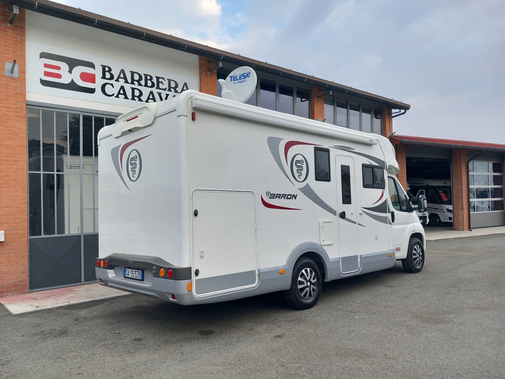 elnagh-baron 560-corto-barsculante-trasversale-usato-barberacaravan-castelboglione-at-2