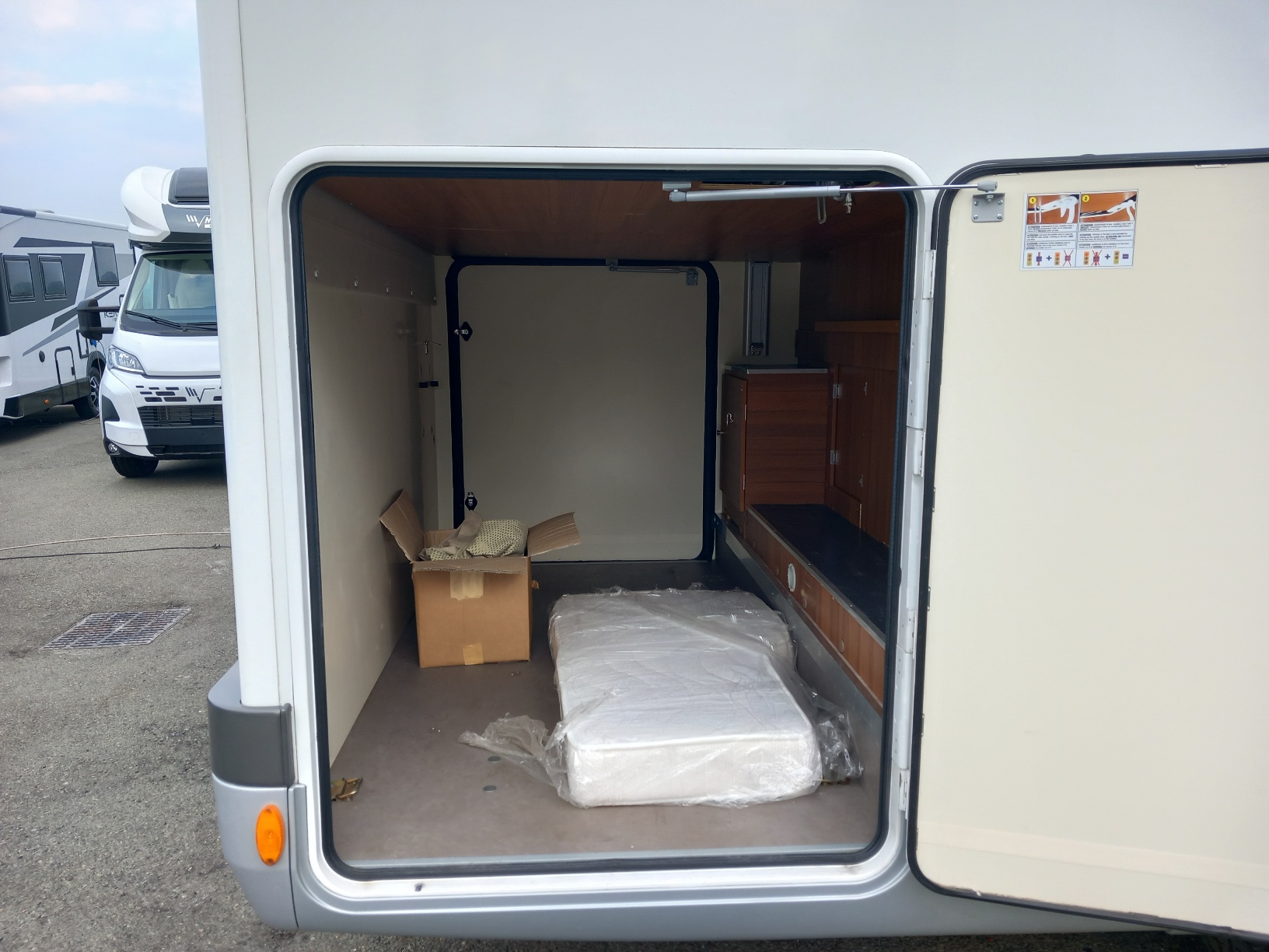 elnagh-baron 560-corto-barsculante-trasversale-usato-barberacaravan-castelboglione-at-3